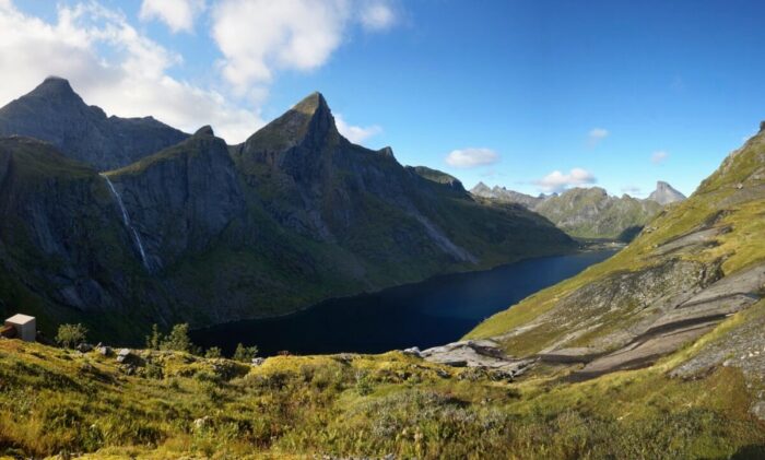 Sestup k fjordu (elektrárnì) je vylepený pár úseky lana, ale nic moc...