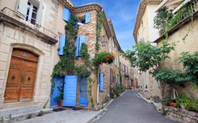 Malebné uličky na venkově v Provence