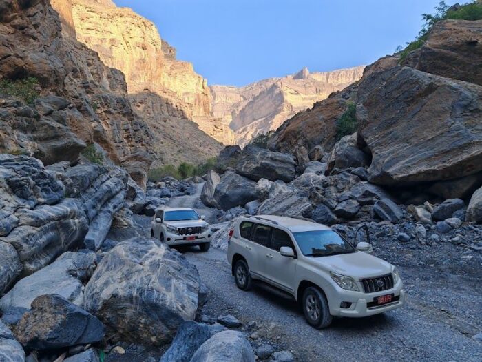 Omán - terénní jízda přes Wadi Nachr