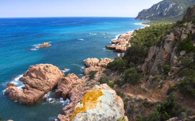 divoké pobřeží severní Sardinie