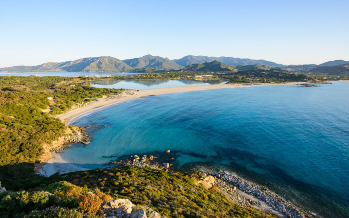 divoké pobřeží Sardínie s nádhernými plážemi