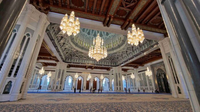 Omán - mešita sultána Kábúse uvnitř