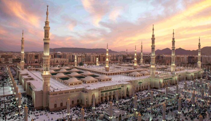 Al-Masjid Al-Nabawi v Medině - nejposvátnější mešita islámu, kde je pohřben prorok Mohamed. Al-Masjid Al-Nabawi v Medině - nejposvátnější mešita islámu, kde je pohřben prorok Mohamed.